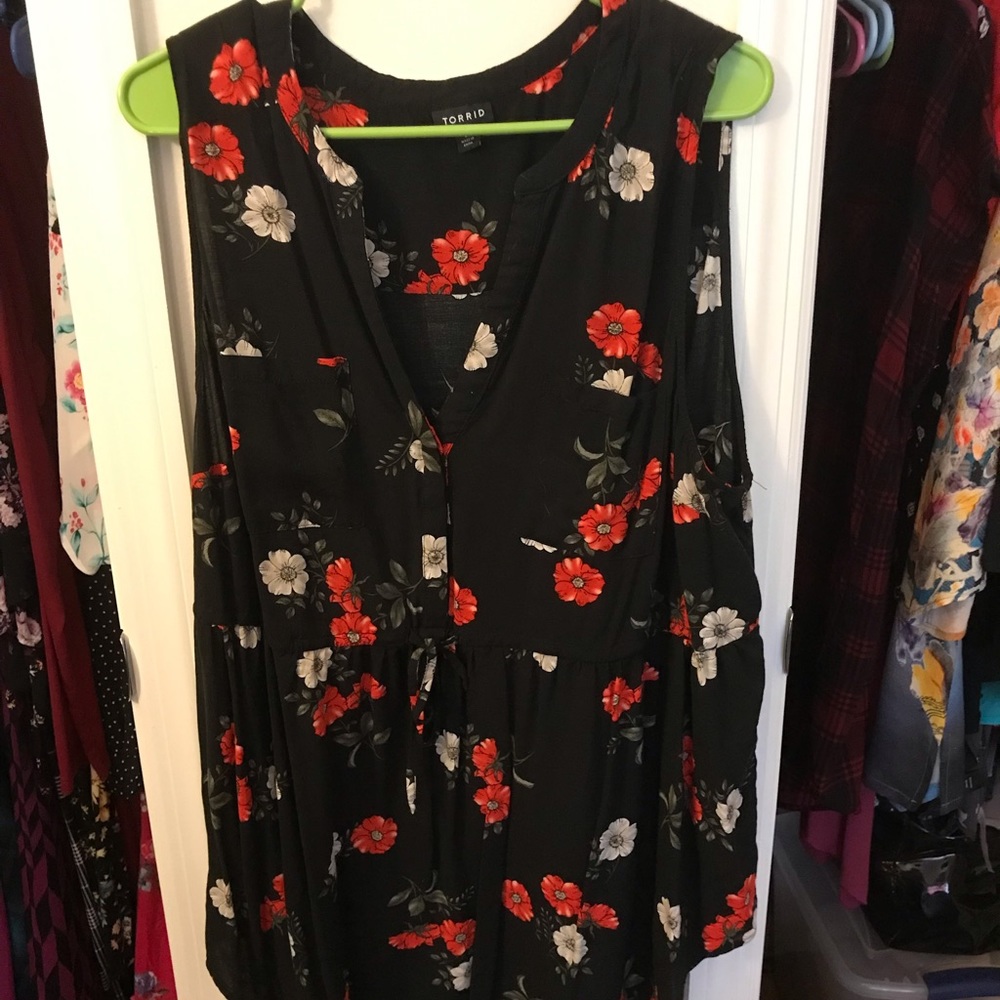 Like new Torrid black floral tie front tank top